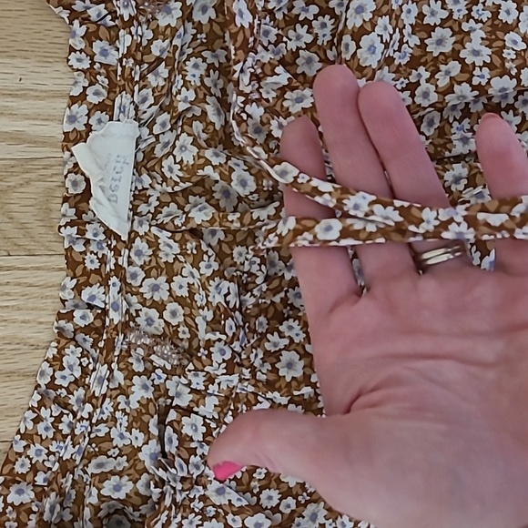 Floral flutter sleeve top - Picture 3 of 6